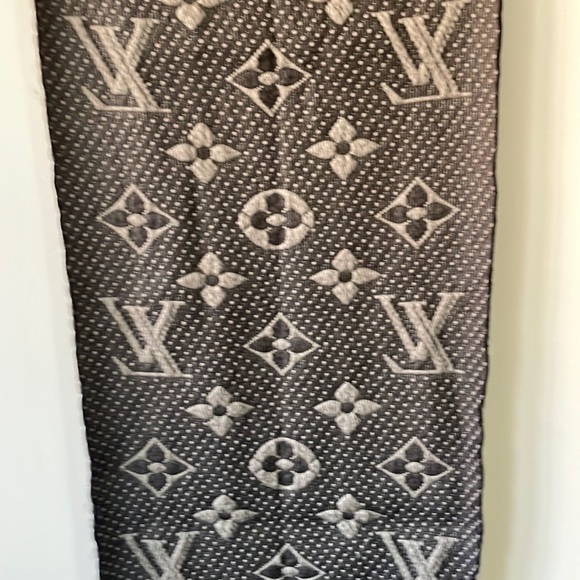 ๐๏ธ๐๏ธHOST PICK๐๏ธ๐๏ธStunning Louis Vuitton wool and silk scarf - Picture 4 of 5